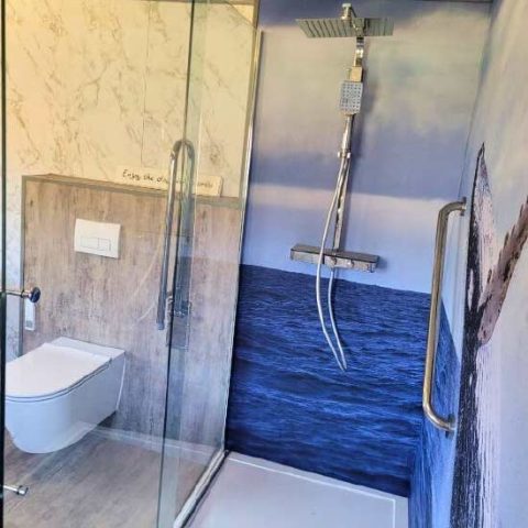 Modernes Bad mit Keramico-Wandpaneelen im Meeres-Design