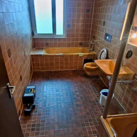 Altes Badezimmer mit Fliesen vor dem Umbau